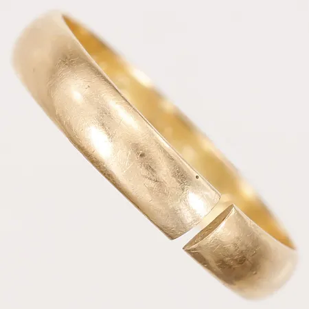Ring, stl: 21, bredd: 5mm, gravyr, bruksslitage, avklippt, 18K guld.  Vikt: 4,6 g