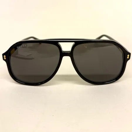 Ett par solglasögon Gucci GG1042S 001, 60¤13 145, svarta plastbågar,  dustbag, broschyr, originalfodral i grön sammet. Nypris 2400kr