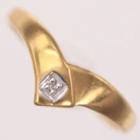 Ring stl 18¾, bredd 1,6-7,9mm, åttkantsslipad diamant 1x ca 0,005ct, 18K Vikt: 1,6 g