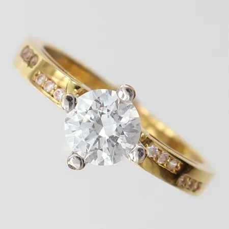 Ring med vita stenar, stl: 19, bredd 3-9,5mm, tvåfärgat 18K.  Vikt: 4,1 g