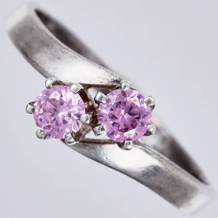Ring med rosa stenar, stl. 18¾, bredd: 2-7mm, silver, 925/1000 Vikt: 2,3 g