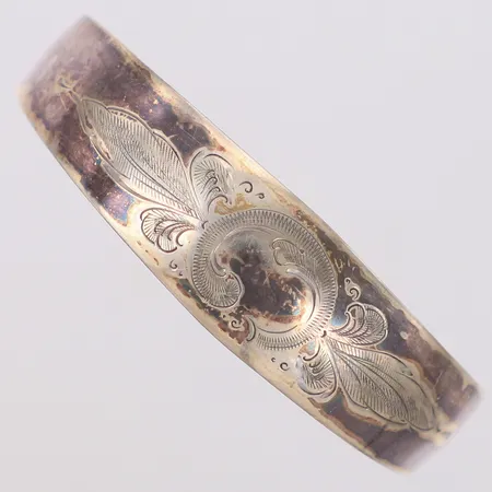 Stelt armband, ca Ø60x54mm, bredd 8,5-16,2mm, skev, gravyr, silver 813/1000 Vikt: 12,7 g