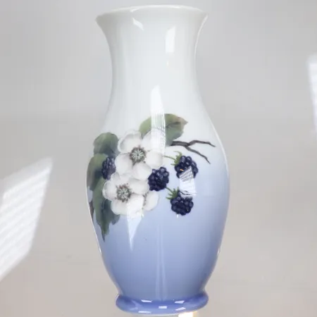 Vas Royal Copenhagen med blommor höjd 18cm modell 2289/288, signerad GK