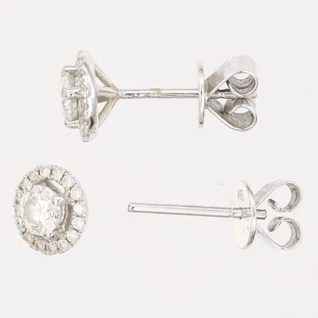 Ett par örhängen med diamanter, 2 x ca 0,20ct, 32 x ca0,005ct, bredd 7mm, defekt, ett stift av, 18K  Vikt: 1,9 g