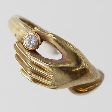 Ring med vit sten, stl 16½, ca bredd 1,5-9,5mm. 8K  Vikt: 3,1 g