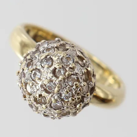 Ring med vita stenar, stl: 18, bredd 3,5-12mm, 14K.  Vikt: 5,8 g