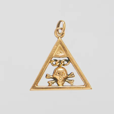 Hänge, symbol för Odd Fellow Orden, längd ca 25mm inkl ögla, bredd 1-22,5mm, slitage, 18K Vikt: 1,8 g