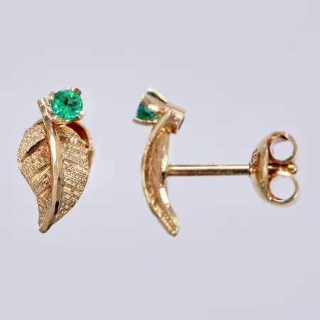2 Örhängen, löv med gröna stenar, längd: ca 1,2cm, bredd: ca 5mm, 18K  Vikt: 2 g