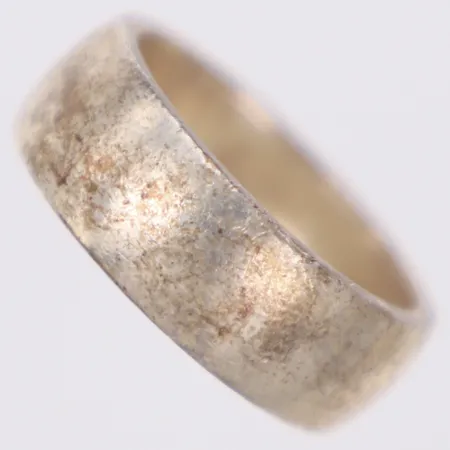 Ring, stl 17¾, bredd 7,1mm, skev, silver 925/1000 Vikt: 7,5 g