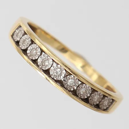 Ring med 8/8-slipade diamanter 9 x ca 0,0075ct, stl: 16½, bredd 1,5-3,5mm, tvåfärgat, 18K.  Vikt: 2,2 g