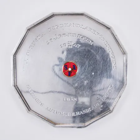 Fat, Wiwen Nilsson, år 1946, Ø ca 12,5 - 13cm, gravyr: TILL SVENSKA FORDHANDLAREFÖRENINGENS 25-ÅRSJUBILEUM 19 26/11 47 FRÅN SVERIGES AUTOMOBILHANDLAREFÖRENING, 925/1000 silver  Vikt: 145,3 g