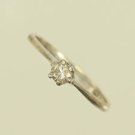 Ring med vit sten, stl 17¾, bredd 3-4mm, Silver 925/1000, 1,4g Vikt: 1,4 g