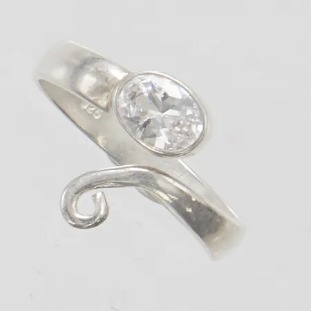 Ring, vit sten, reglerbar storlek, bredd 3,5-13mm, skev skena, 925/1000 silver Vikt: 2,9 g
