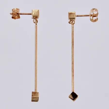 Ett par örhängen, längd: ca 4cm, bredd: ca 1-4mm, 18K  Vikt: 1,2 g