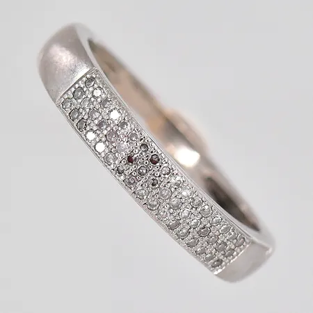 Ring, diamanter ca 0,12ctv, stl 17¼, bredd ovandel 3,7mm, bör omrodieras, GHA, 18K Vikt: 3,2 g