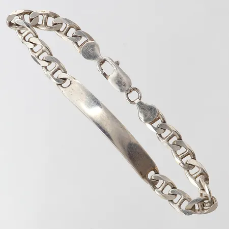 Armband med platta, längd 21cm, bredd 7mm, silver 925/1000.  Vikt: 17,1 g