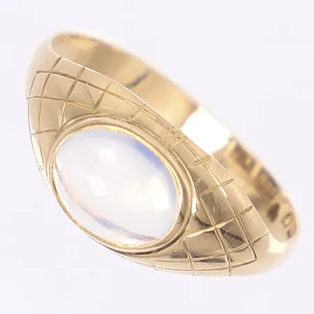 Ring med vit sten, stl 19½, bredd 2-9mm, påtagligt bruksslitage, 18K Vikt: 2 g