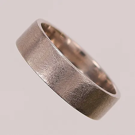 Ring, slät, Ø19, bredd: 6,1mm, repig, gravyr, vitguld, 18K, 8,3g.