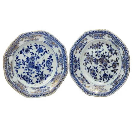Tallrikar, ett par, Kina, Qianlong, porslin, bredd 21,5 cm, slitage, kantnagg, vikt omkring 660 gram