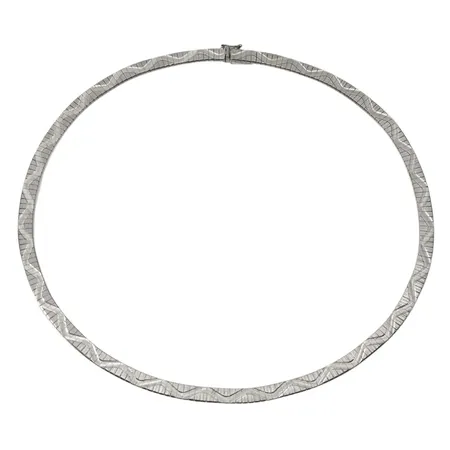 Collier, silver 925/1000, mönstrad dekor, längd knäppt 46 cm, bredd 6 mm Vikt: 35,9 g