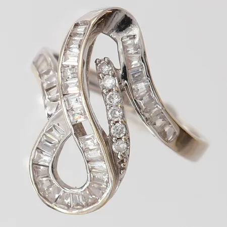 Ring med vita stenar, stl: 18, bredd 2-22mm, en sten saknas, vitguld 18K.  Vikt: 5 g