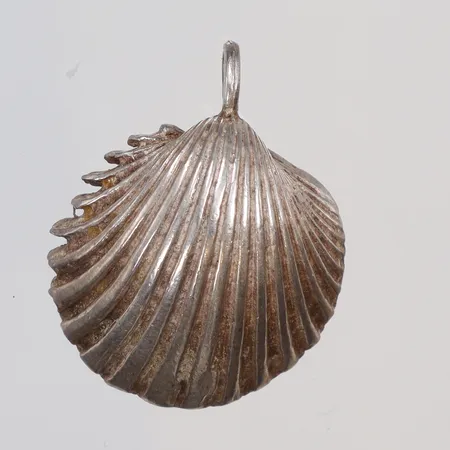 Hänge i form av snäcka 22x28mm inklusive hängöglan, troligen stämplad BPJ, silver 925/1000 Vikt: 3,8 g