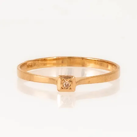 Ring i 18K guld med 1 x ca 0,005ct 8/8 slipad diamant. Den är i storlek 16¼, är 1,7 - 2,7 mm bred och väger 0,9g. 18K & svensk importstämpel.