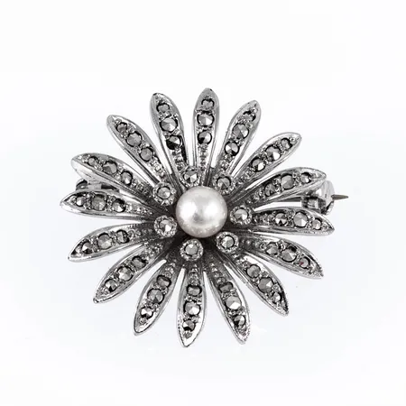 Brosch i silver (830/1000) med markasiter och odlad pärla Ø 6 mm. Det är 31,5 mm och väger 8,9g. 