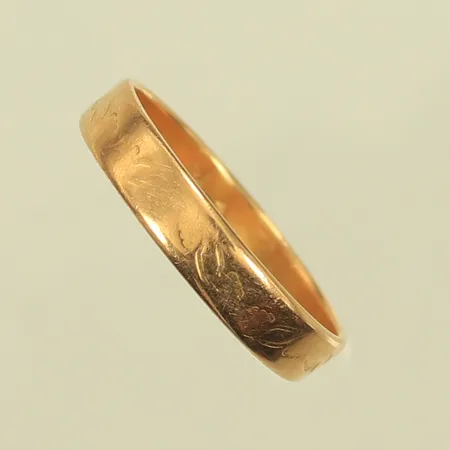 Ring med mönster, stl 18¼, bredd 4mm, gravyr, sliten, 18K, 3g Vikt: 3 g