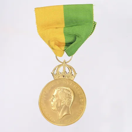 Medalj, Gustav VI Adolf, Kungliga Patriotiska Sällskapet för Långvarig och Trogen Tjänst, Ø36mm, med tygband i etui, gravyr, 18K Bruttovikt: 27,3g Vikt: 27,3 g