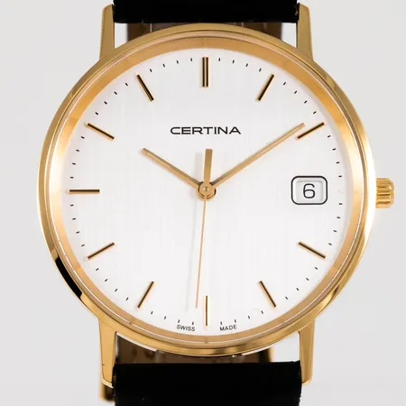 Oanvänt Herrur Certina i 18K guld med svart läderband. Boett Ø 33,5 mm, safirglas, datum, quartz. Ref.nr. C15892896811. Bruttovikt: 29,3g. Originaletui och certifikat medföljer. 