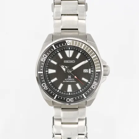 Herrur, Seiko Air Divers 200m, "Samurai Black Waffle", automat, stål, Ø44mm, ref: 4R35-01X0, serie-nr: 425122, datum, viklås, nagg på boetten, bruksslitage, inga tillbehör.