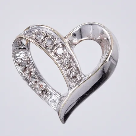 Hänge med diamanter ca 8x0,005ct, hjärta, längd: ca 1,5cm, bredd: ca 15mm, vitguld, GHA, 18K Vikt: 1,9 g
