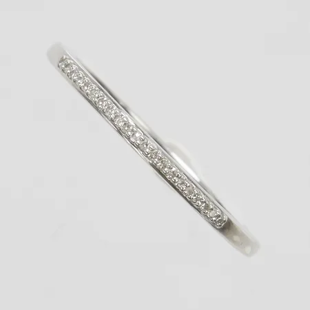 Ring, diamanter 21 x ca 0,005ct, stl 19, bredd 1,5mm, vitguld, GHA, 18K Vikt: 1,9 g