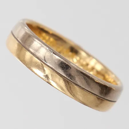 Ring, stl: 17, bredd 5mm, gravyr, tvåfärgat 18K.  Vikt: 5,7 g
