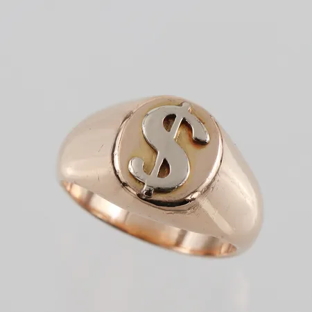 Ring med dollartecken, storlek 19 mm, bredd 5.2-12.6 mm, Ba Konstgjuteri AB Stockholm 1999, 18k. Vikt: 17,5 g