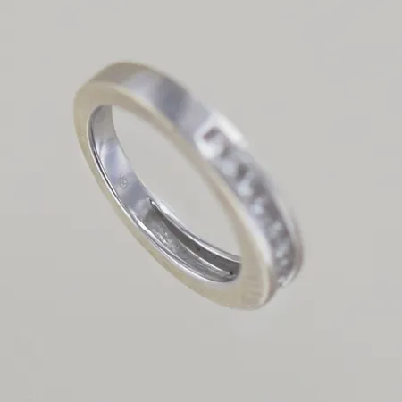 Ring med diamanter 0,22ct, Ø 15,5 mm bredd 3,7mm, 18k behöver rodieras Vikt: 4,3 g
