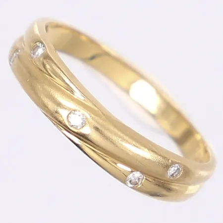 Ring med diamanter 5x ca 0,01 ctv, stl 18, bredd 2-4mm, 18K Vikt: 2,8 g