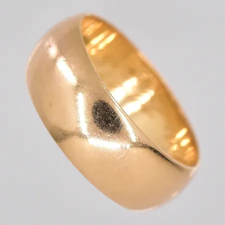 Ring, stl 18, bredd 7,3mm, graverad, 18K Vikt: 7,7 g