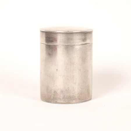 Dosa Empire, Jonas Lindberg, Stockholm, 1831, slät cylindrisk form, höjd ca 5cm, smärre åldersbetingat slitage, mindre ojämnheter, silver.  Vikt: 48,2 g