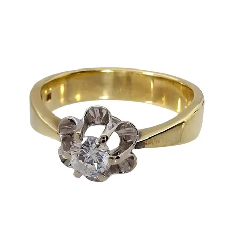 Diamantring, 14K guld, Diamant 0,22ct, fattning i vitguld 8x8 mm, Ø17¼ mm, skenans bredd 1,7 - 4,3 mm, fint skick Vikt: 4,5 g