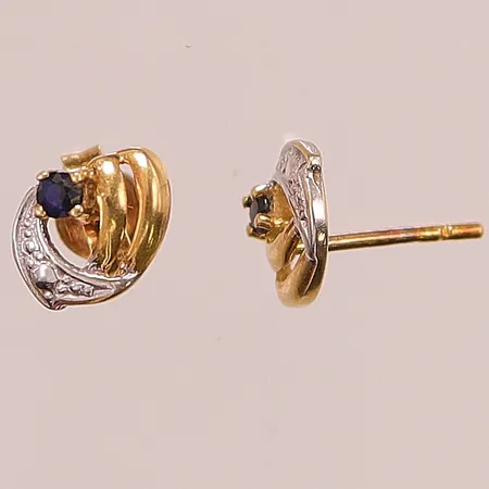 Örhängen, ett par, en snurrebuss saknas, längd 8,8mm, 18K 1,0g.