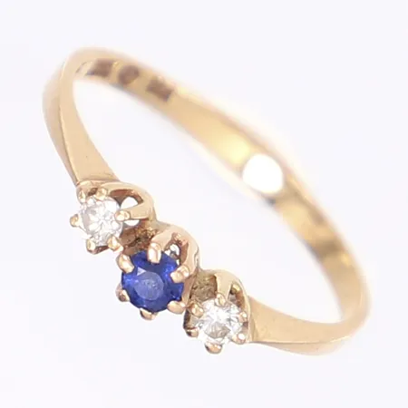 Ring med diamanter 2x ca 0,05ct samt blå sten troligen safir, stl 17¾, bredd 2-3mm, 18K Vikt: 1,8 g