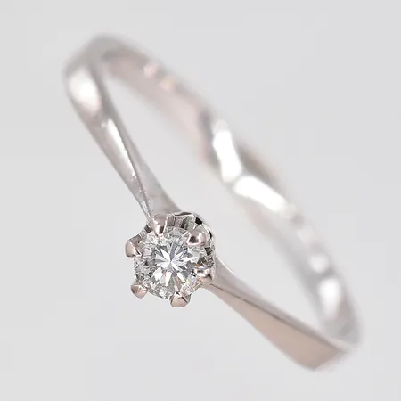 Ring vitguld, diamant 0,16ct enligt gravyr, stl 18¾, 18K Vikt: 2,3 g