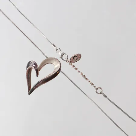 Collier med hänge, längd 42-45cm, bredd 1-24mm, silver 925/1000.  Vikt: 8,7 g