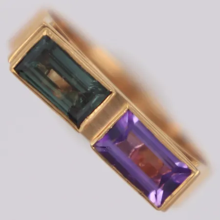 Ring med grön och lila sten, stl 17½, bredd 4,2-4,5mm, Ljungström Sigvard, år 1963, 18K  Vikt: 4,2 g
