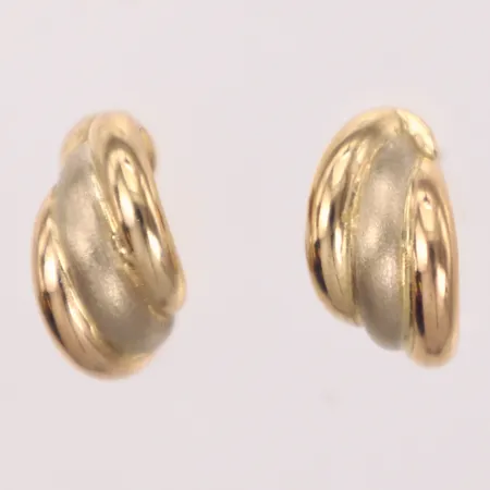 Ett par örhängen, delvis matterade, 10mm, bredd 8mm, 14K Vikt: 2 g