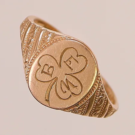 Ring, graverad, oädel lagning, skador finns, 14K, 3,0g.
