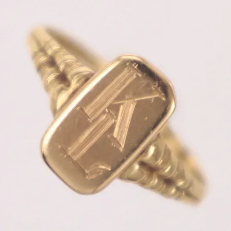Ring stl 15¼, bredd 1,3-10,6mm, gravyr, initialer, 14K Vikt: 1,2 g