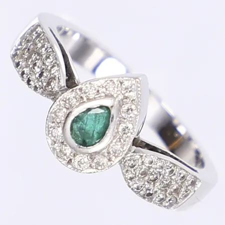 Ring med diamanter 44x ca 0,01ct, samt grön sten troligen smaragd, stl 17½, bredd 2-10mm, ostämplad, vitguld 18K Vikt: 6,6 g